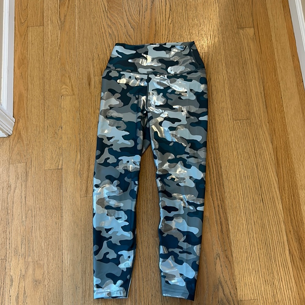 Carbon 38 camo shiny leggings.
